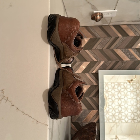 Keen Women's Presidio Leather Nubuck Lace-Up Sneakers, hiking shoes. Pre owned - Picture 2 of 7